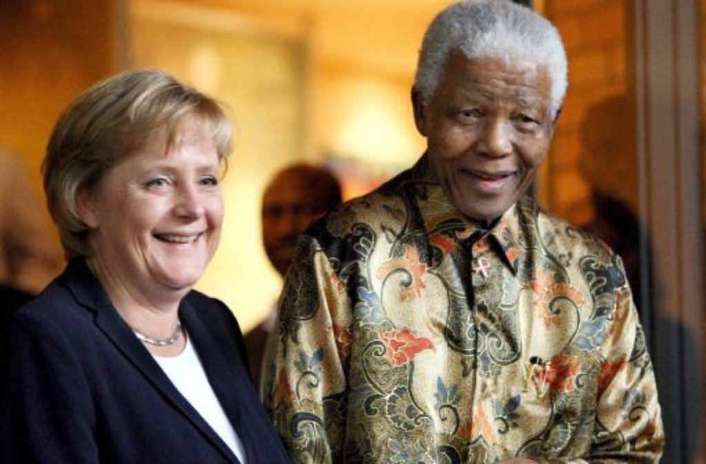 Obwohl der 85-Jährige im Juni 2004 betont, sich endgültig aus dem öffentlichen Leben heraushalten zu wollen, kommt kaum ein offizieller Besuch an ihm vorbei: Im Jahr 2007 besucht Kanzlerin Angela Merkel Südafrika und trifft Nelson Mandela in Johannesburg.
