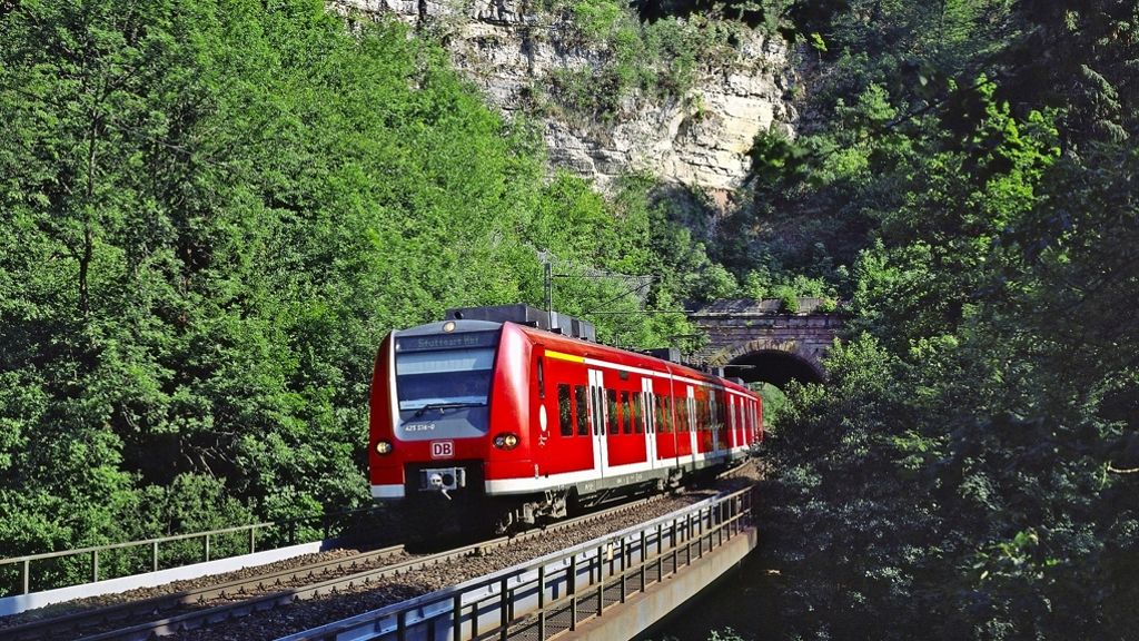 Ein Gutachten zeigt: der Ausbau der Strecke zwischen Stuttgart und Zürich wäre billiger als gedacht. Bringt der Bundesverkehrsminister das Projekt jetzt endlich aufs richtige Gleis? 
