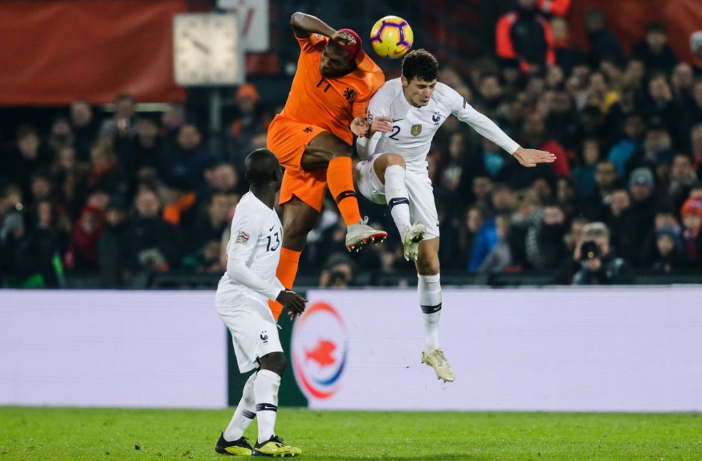 Der Niederländer Ryan Babel im Kopfballduell mit dem französischen VfB-Profi Benjamin Pavard. Das Nations-League-Spiel gewannen die Holländer mit 2:0.