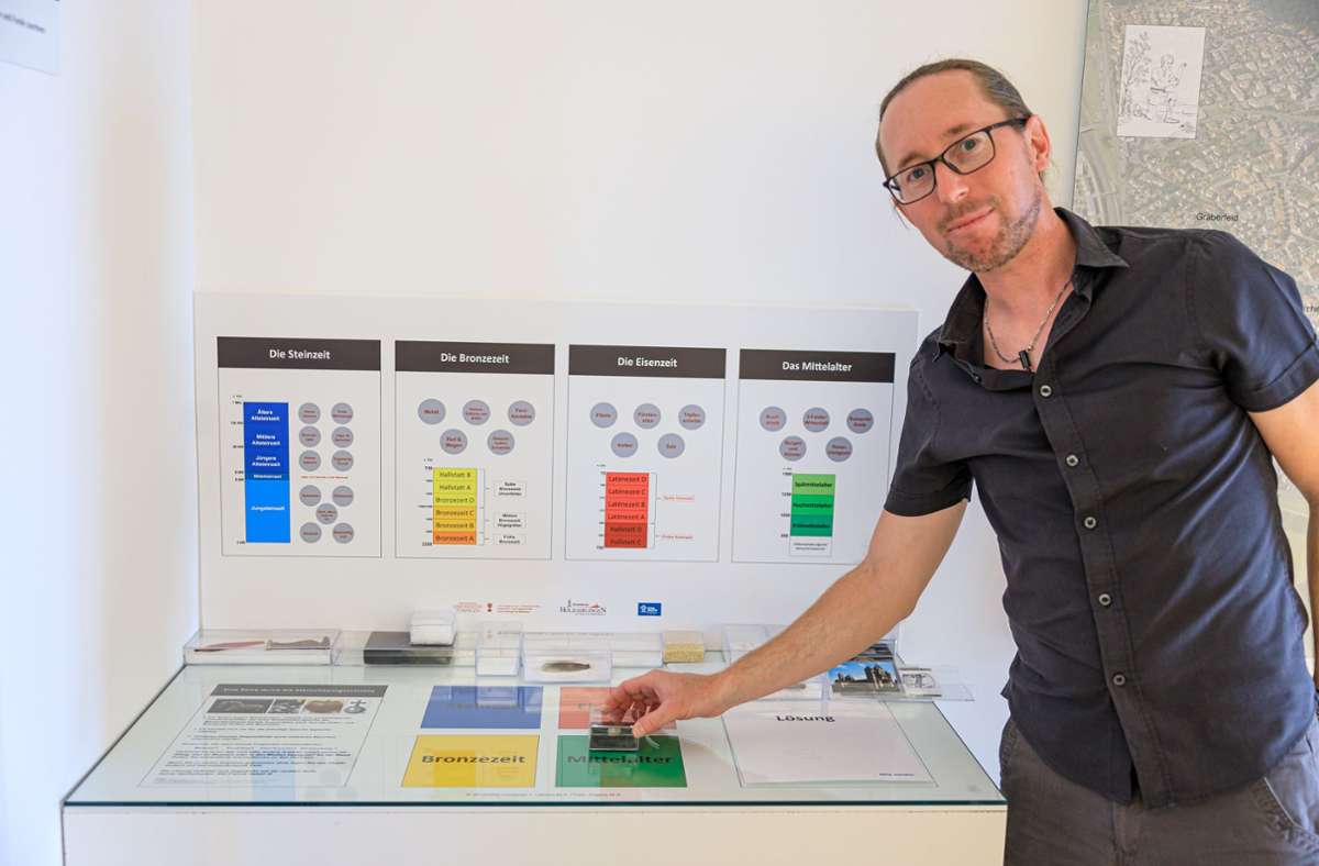 Archäologe Christoph Lehnert zeigt, wie die interaktiven Stationen funktionieren.