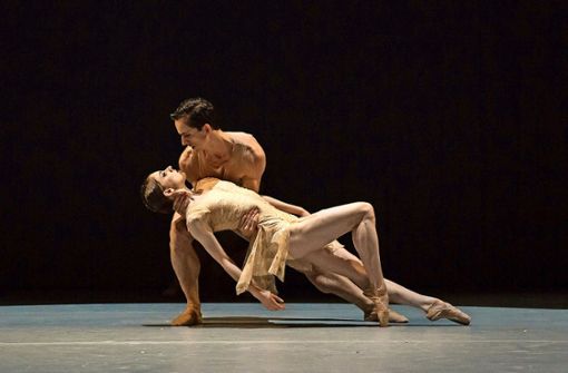Szene aus Katarzyna Kozielskas neuem Ballett „Aspects“ mit Adam Zvonař und Alina Nanu Foto: Anna Rasmussen