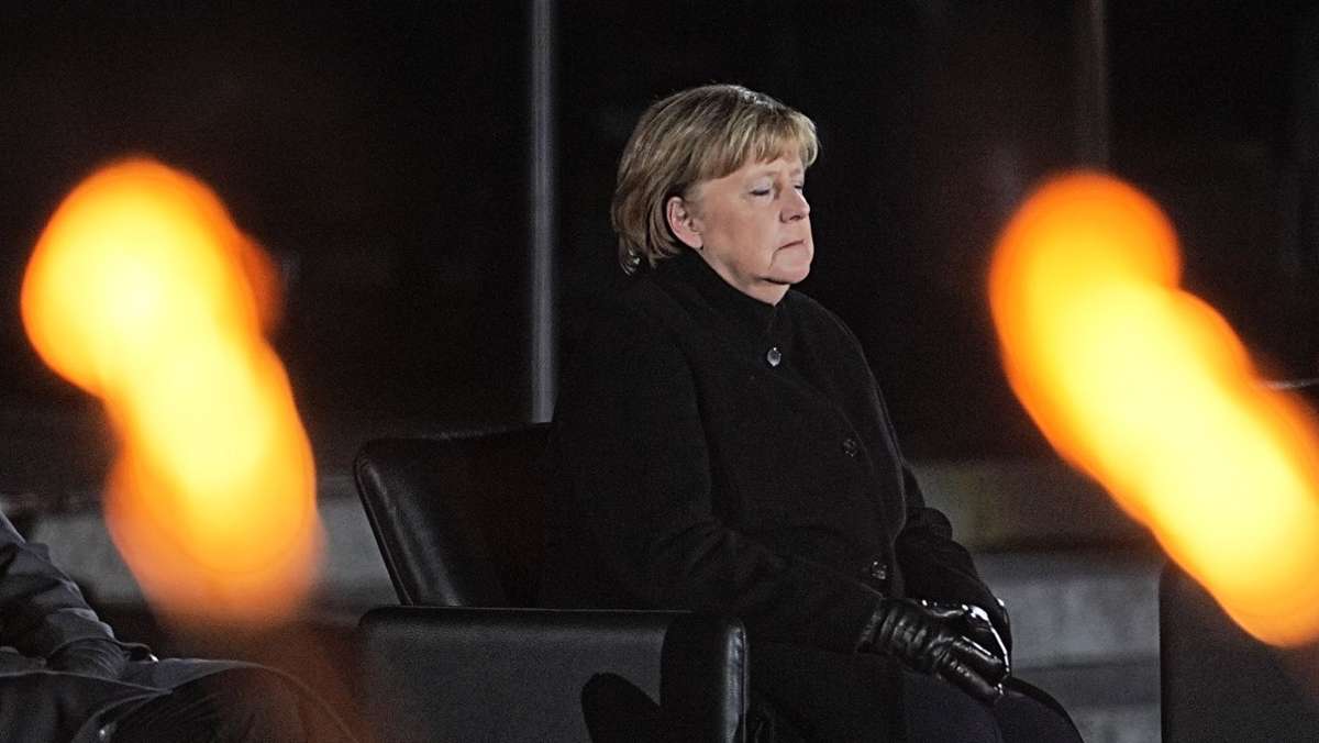  Mit einem bewegenden Zapfenstreich verabschiedet sich Bundeskanzlerin Angela Merkel von der politischen Bühne. Die Bilder der rührenden Zeremonie in Berlin. 