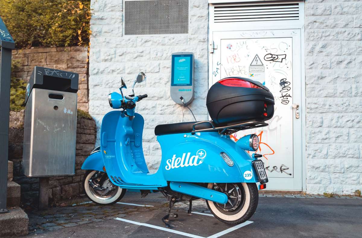 Ein Stella-Roller in Stuttgart ist an einer Nubsee-Ladebox angeschlossen. Foto: Stadtwerke Stuttgart