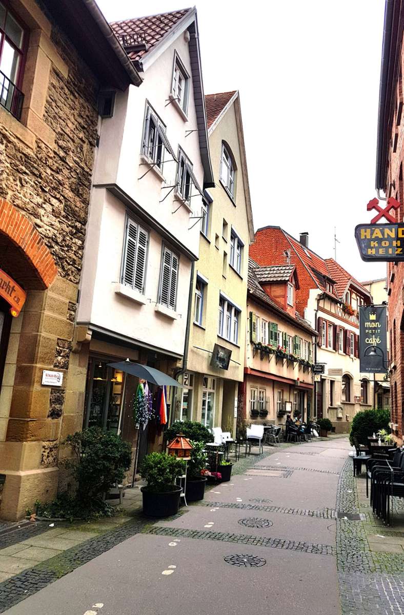 Nein, durchweg idyllisch ist sie nicht, die Altstadt von Bad Cannstatt. Aber es gibt sie, die Sträßlein, in denen man sich beinahe wie in Tübingen oder Ravensburg fühlt. Mit netten kleinen Läden und hübschen Cafés, in denen man zwischen schmucken alten Hausfassaden und Fachwerk ein bisschen die Zeit verbummeln kann.