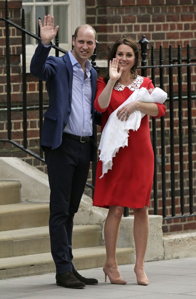 Knallrotes Kleid mit Bubikragen aus Spitze: Das Kleid, das Herzogin Kate bei ihrer Abfahrt aus dem Londoner St. Mary’s Hospital trug, erinnert...