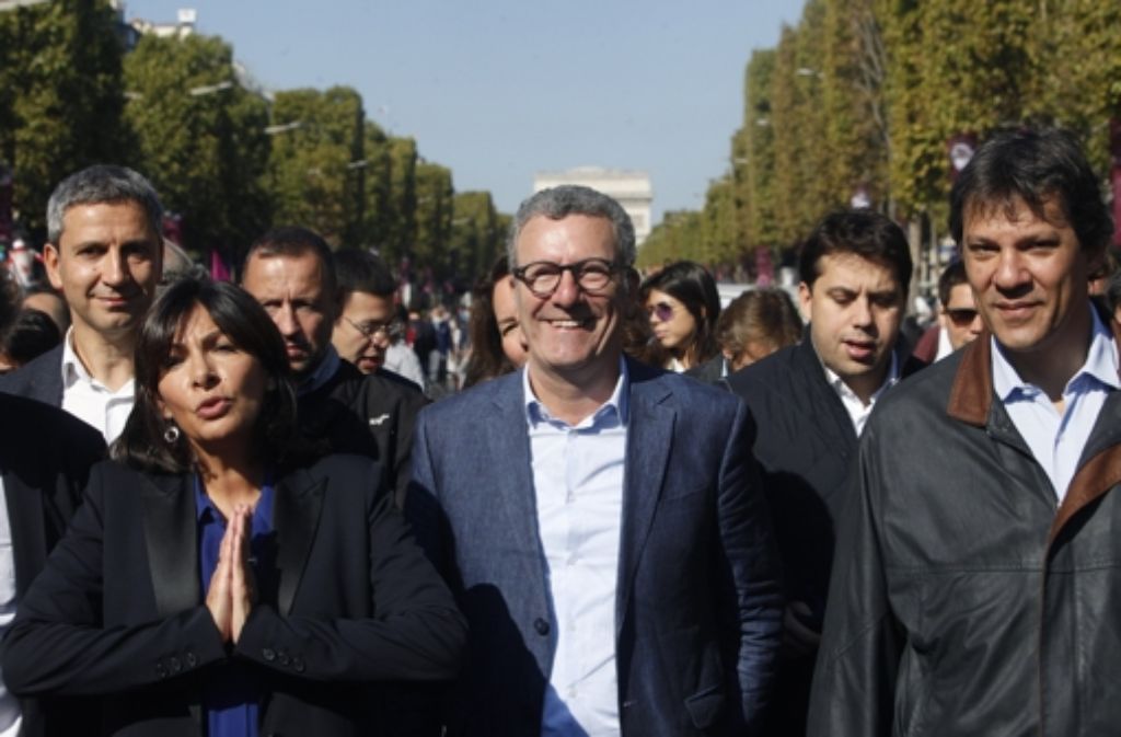 Anne Hidalgo hat ihre Kollegen aus Brüssel,Yvan Mayeur, und Sao Paulo, Fernando Haddad, zu einem Spaziergang auf den Champs Elysees eingeladen.