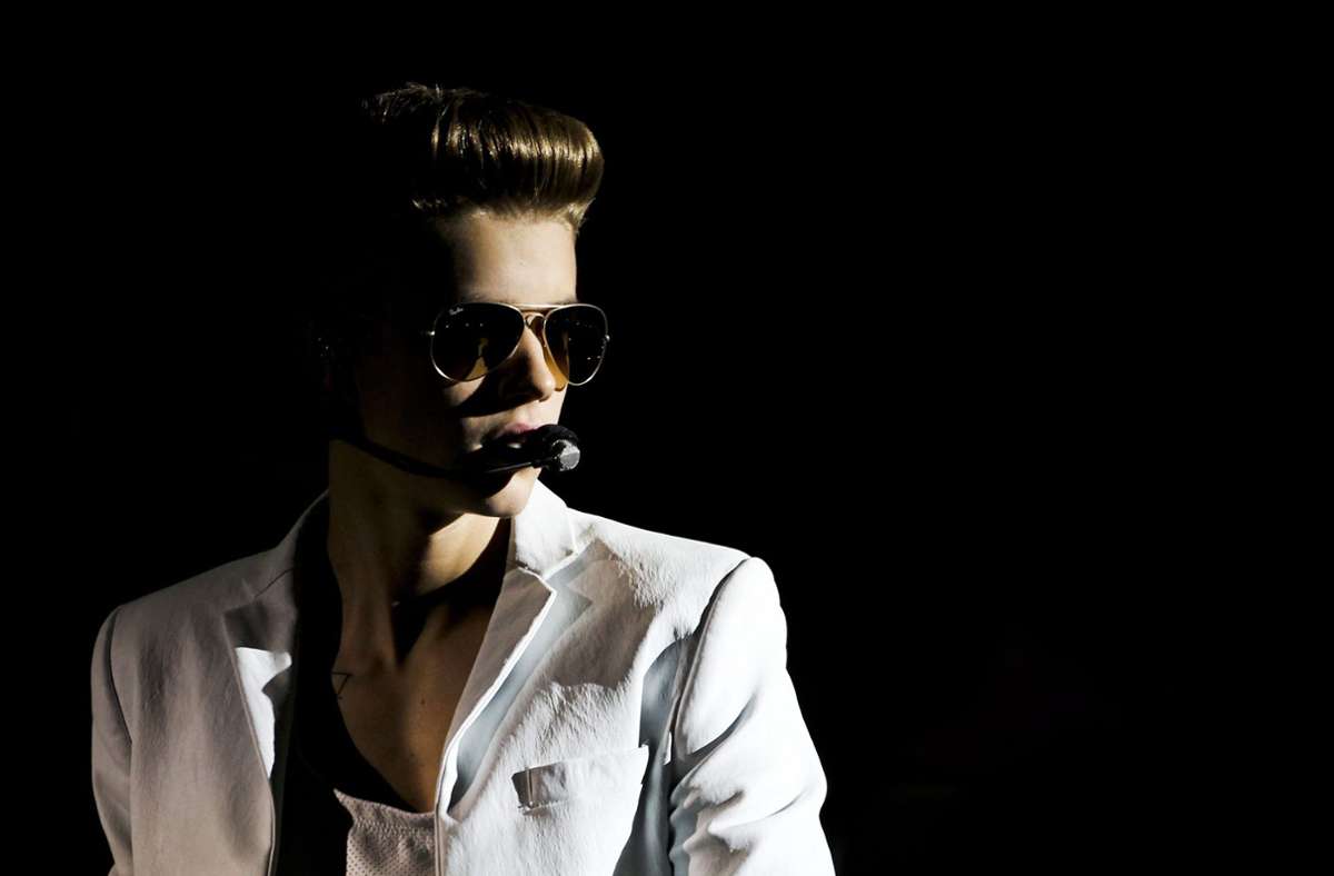 Nein, das ist kein schlechtes George-Michael-Double, sondern der liebe Bieber mit toller Tolle – und wieder ganz in Weiß.