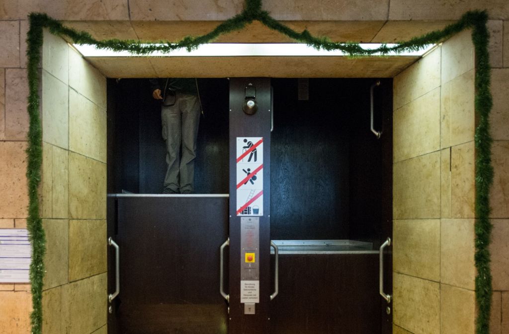Links geht es rauf, rechts runter: der Paternoster im Stuttgarter Rathaus. Von den historischen Aufzügen gibt es nur noch wenige. Auf zur Freifahrt – das Dauerlächeln ist garantiert!