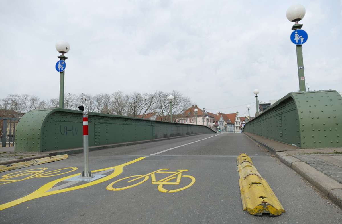 Markierungen weisen Fahrradfahren den Weg. Poller und Leitschwellen halten Autofahrer davon ab, die Brücke zu passieren.