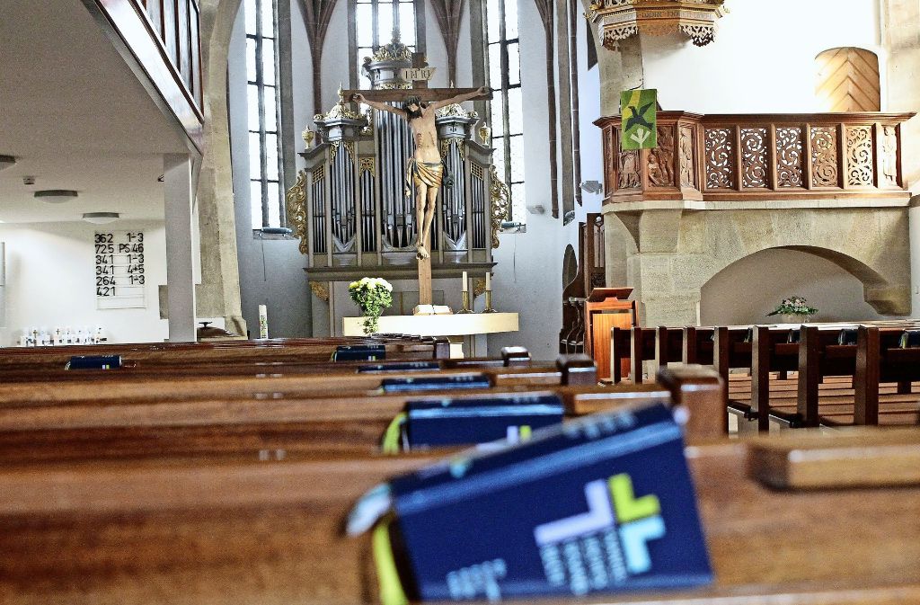 Auch unter der Woche liegen in manchen Kirchen, wie hier in Gerlingen, die Gesangbücher bereit. Foto: factum/Bach