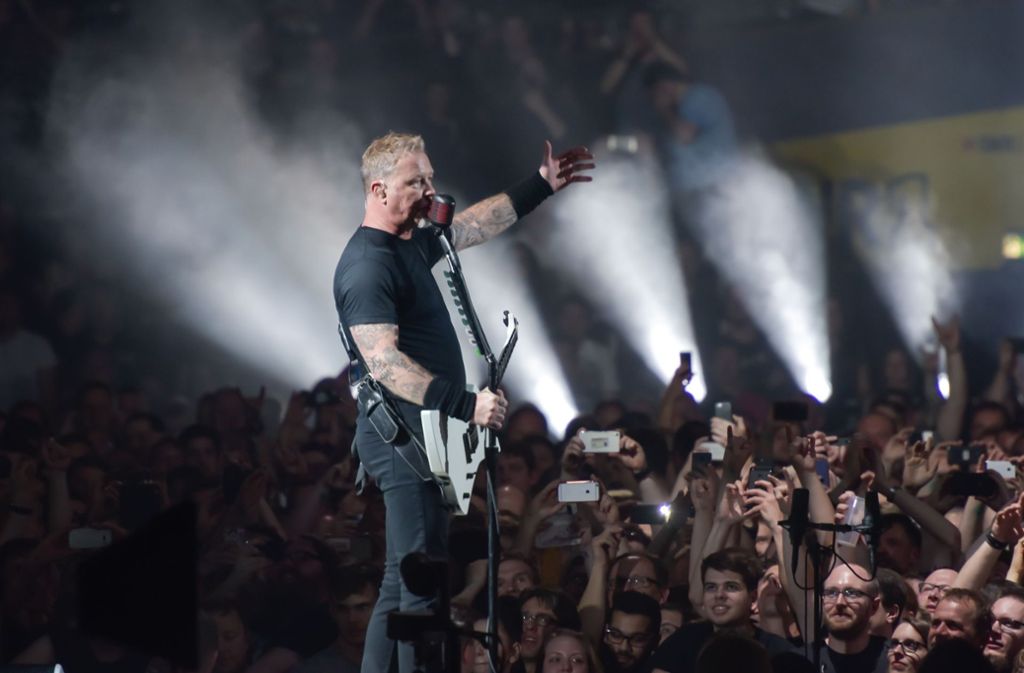 Metallica-Frontmann James Hetfield in der Schleyer-Halle.