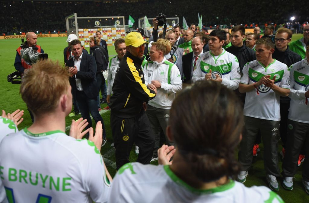 Im Folgejahr 2015 verliert Klopp schon wieder das DFB-Pokalfinale, diesmal mit 1:3 gegen den VfL Wolfsburg. Er geht den schweren Gang vorbei an den Siegern – gratuliert ihnen aber überwiegend herzlich.