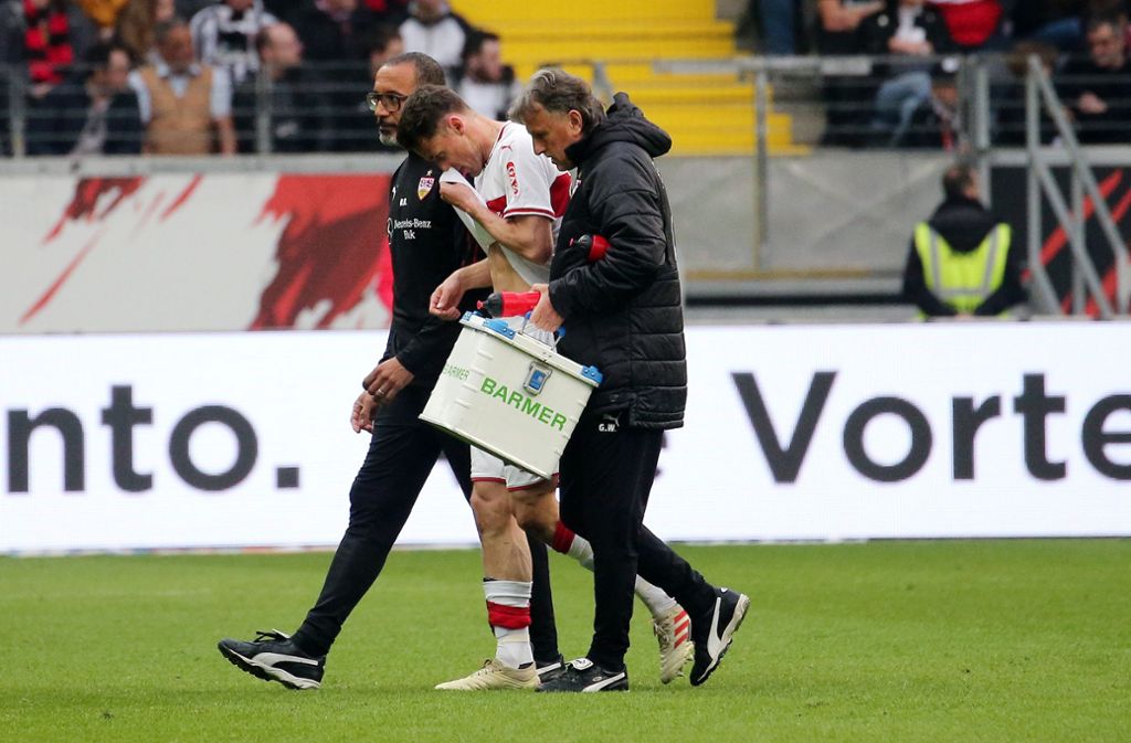 Bitterer Abgang: Christian Gentner, der Kapitän des VfB Stuttgart, musste nach 34 Minuten verletzt vom Feld.
