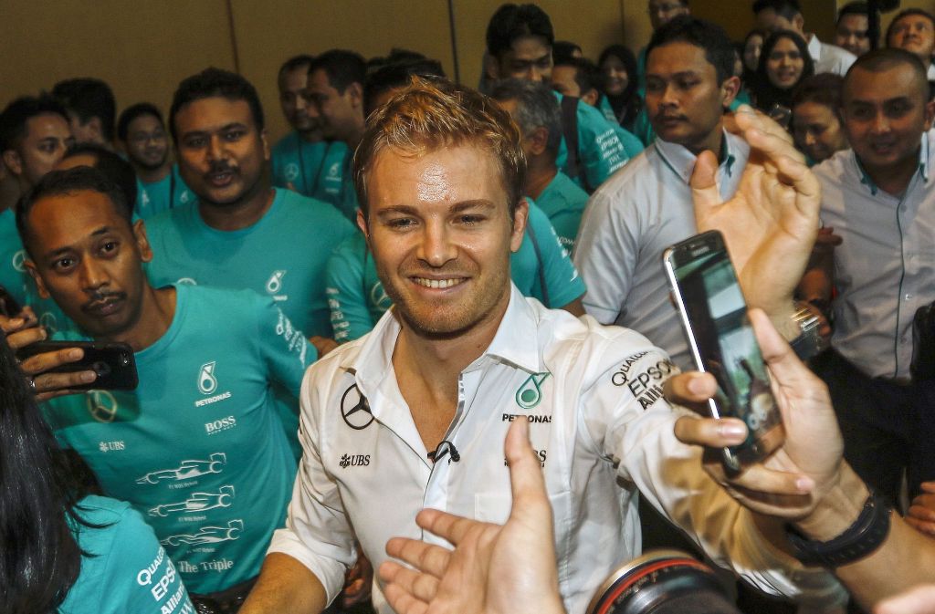 Foto hier, Foto da – Nico Rosberg ist nach seinem Titelgewinn ein noch größerer Sportstar, als er es bisher war.