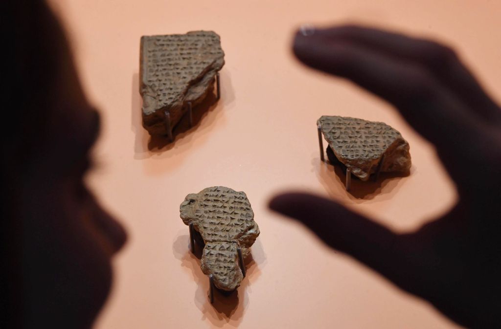 Keilschriftfragmente einer Abschrift des Friedensvertrages zwischen Ramses II. und Hattuschili III..