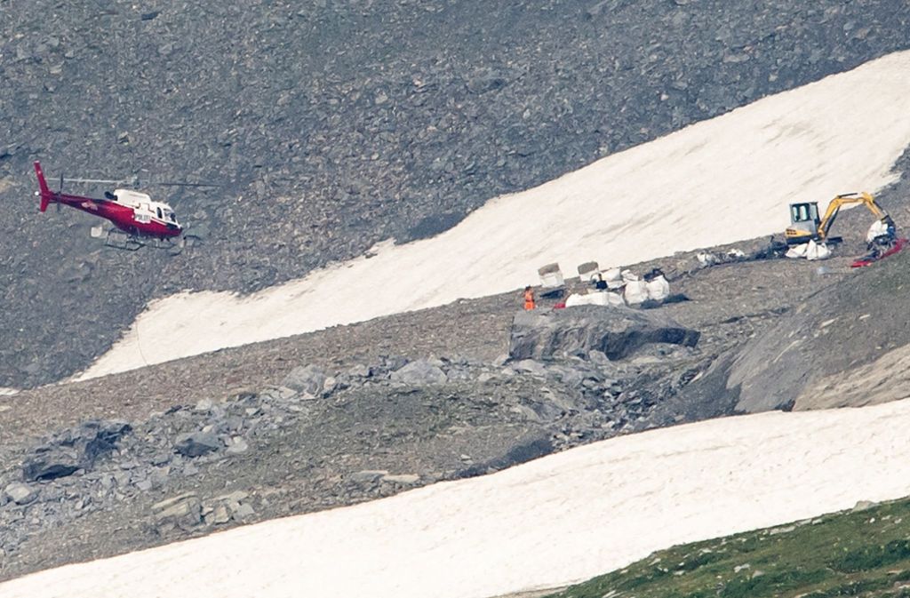 Schweiz, Flims: Ein Hubschrauber fliegt über die Absturzstelle der Ju 52. Bei dem Absturz des Oldtimer-Flugzeugs am 4. August 2018 in den Schweizer Alpen kamen 20 Menschen ums Leben.