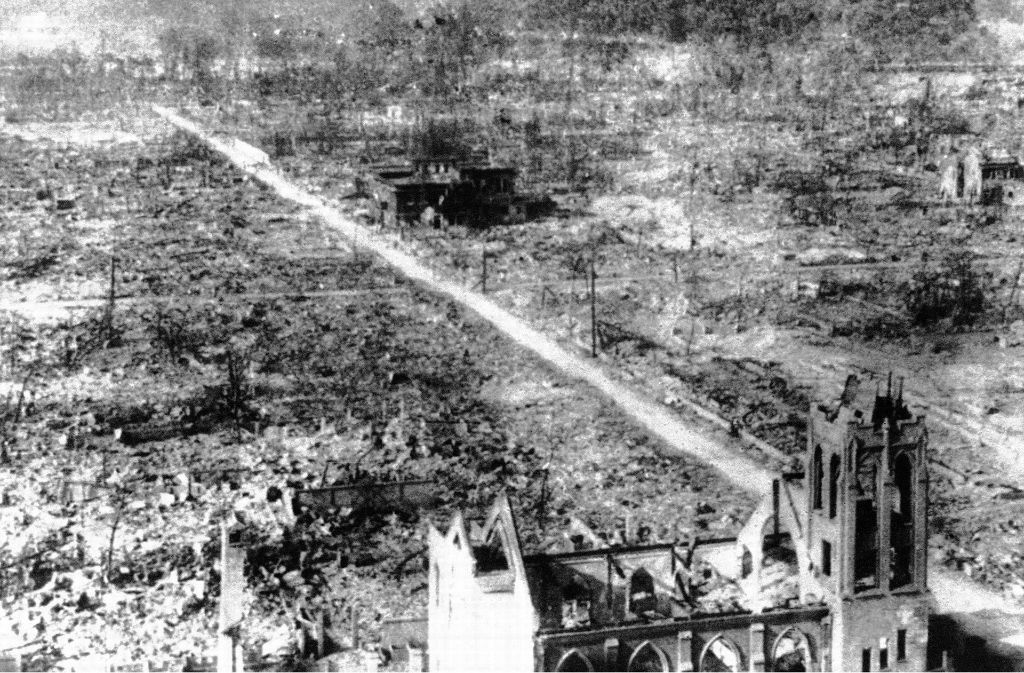 5. September 1945: Das Foto zeigt die skelettierte katholische Kirche in der japanischen Stadt Hiroshima. Die Industriemetropole wurde am 6. August 1945 durch den Abwurf einer Uranbombe dem Erdboden gleichgemacht.