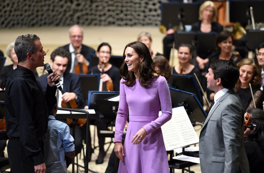 Kurz übernahm sie die Dirigentschaft bei den Philharmonikern. Moderator Juri Tetzlaff (links) und die Musiker scheinen den Auftritt mit der 35-Jährigen genossen zu haben.