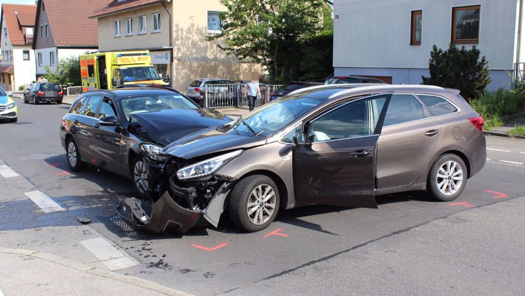 Unfall in Leinfelden-Echterdingen: Fünf Verletzte bei Zusammenstoß