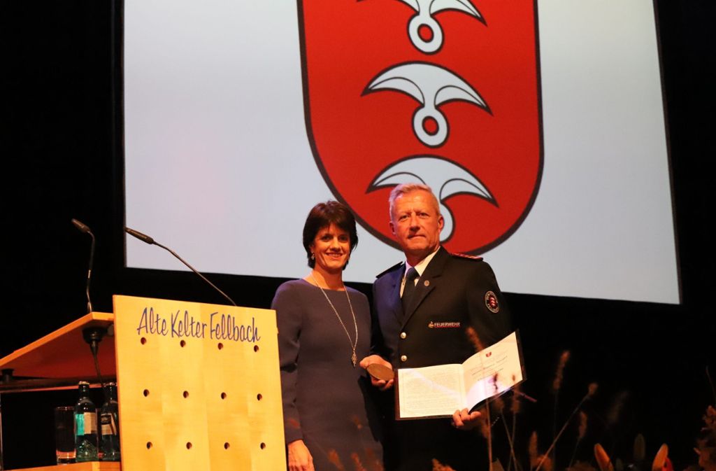 Rainer Seeger bekommt durch Oberbürgermeisterin Gabriele Zull die Ehrenmedaille der Stadt Fellbach verliehen.