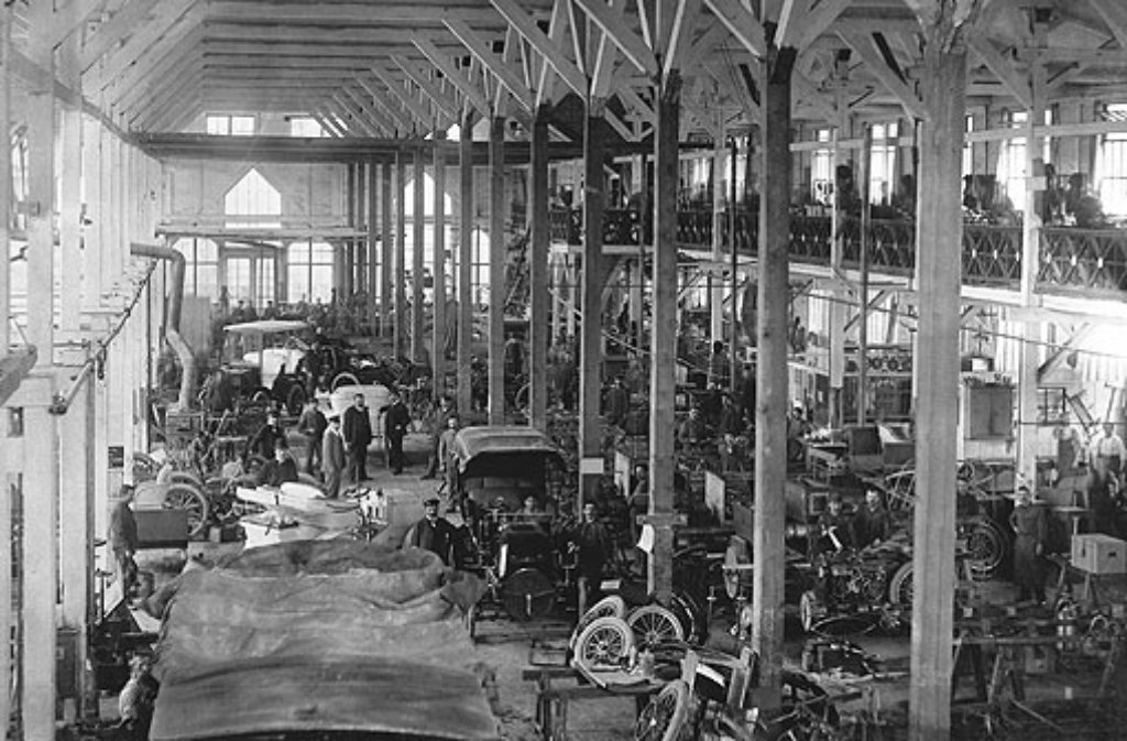 Hier erblickt auch der "Stahlradwagen" das Licht der Welt, er ist 1889 eine Sensation auf der Pariser Weltausstellung. 1890 wird die "Daimler-Motoren-Gesellschaft" (DMG) aus der Taufe gehoben. Doch auf dem Seelberg brodelt es: 1891 verlässt Wilhelm Maybach die Gesellschaft. Mit der DMG geht es bergab...