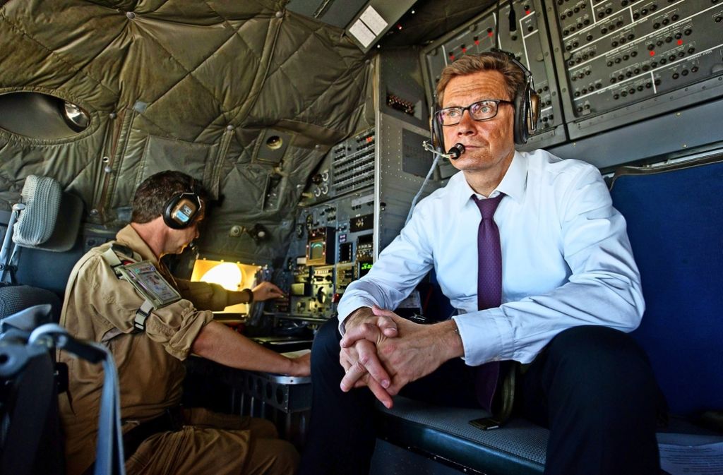 Guido Westerwelle sitzt als Außenminister im Juni 2013 in einer Transall-Maschine auf dem Weg nach Afghanistan.