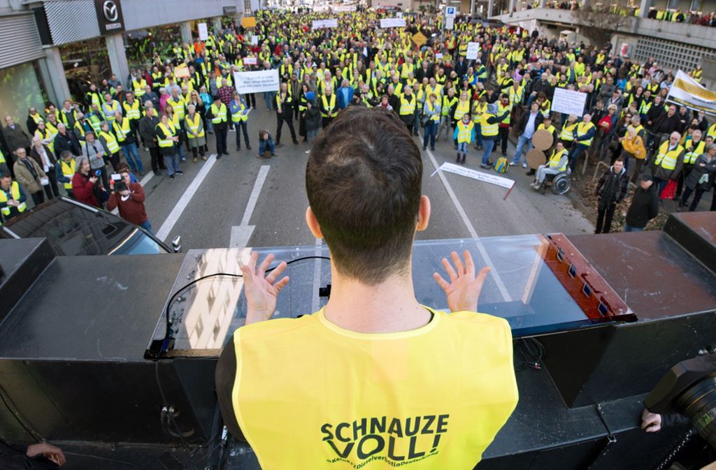 Ioannis Sakkaros spricht auf der Kundgebung am Neckartor. Foto: Lichtgut/Oliver Willikonsky