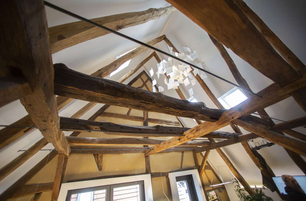 Der imposante offene Dachstuhl mit dem mächtigen Fachwerkgebälk ist ein echter Hingucker. Die Balken hat der gelernte Zimmermann Martin Schweizer eigenhändig bearbeitet.