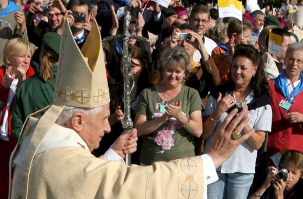 September 2006: Der Papst besucht seine Heimat. Bei seiner Tour durch Bayern jubeln ihm die Menschen zu.