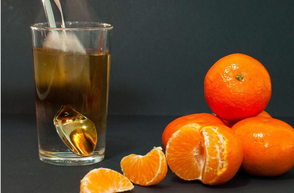 Tee und frisches Obst sind Bestandteile einer gesunden Ernährung und lassen sich auch leicht in den Alltag integrieren.