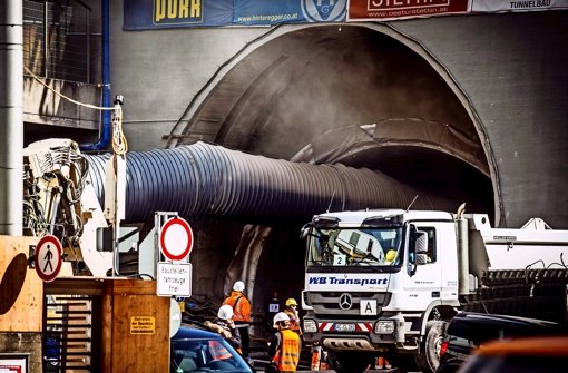 Rauch dringt aus der Rettungszufahrt,  der nahe Wagenburgtunnel  ist während der Sprengung gesperrt. Weitere Eindrücke zeigt die folgende Fotostrecke. Foto: Lichtgut/Leif Piechowski