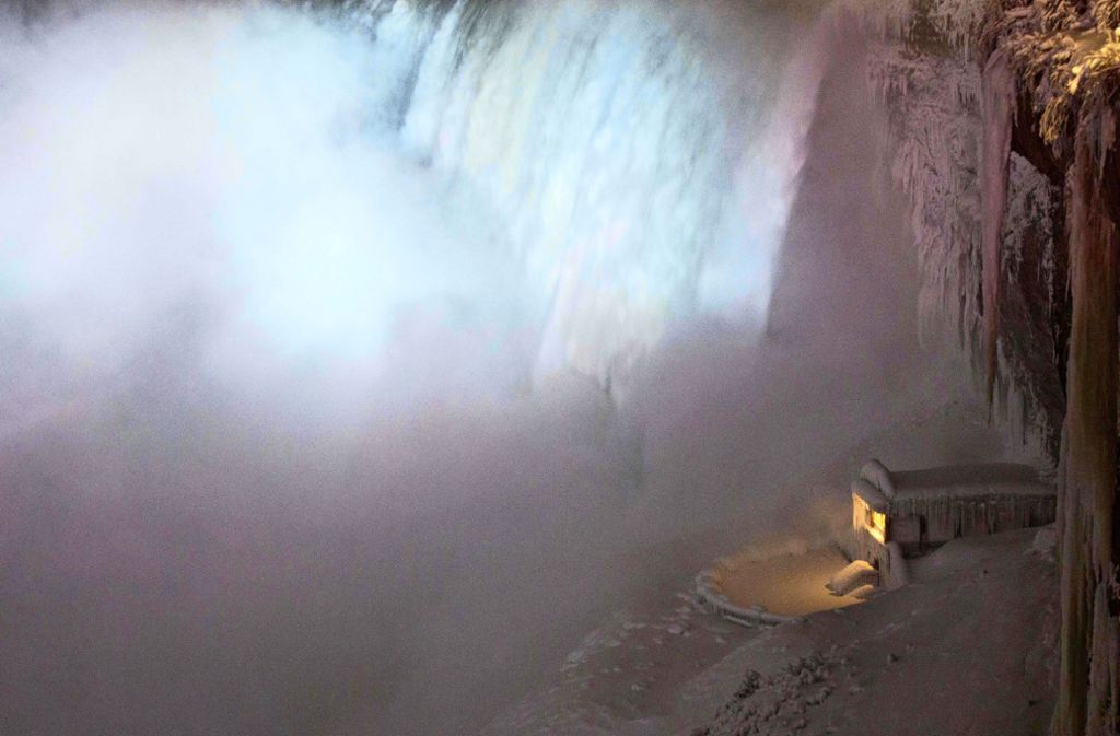 Die Niagarafälle an der Grenze zwischen Kanada und den USA sind zu einem Eisfall erstarrt.