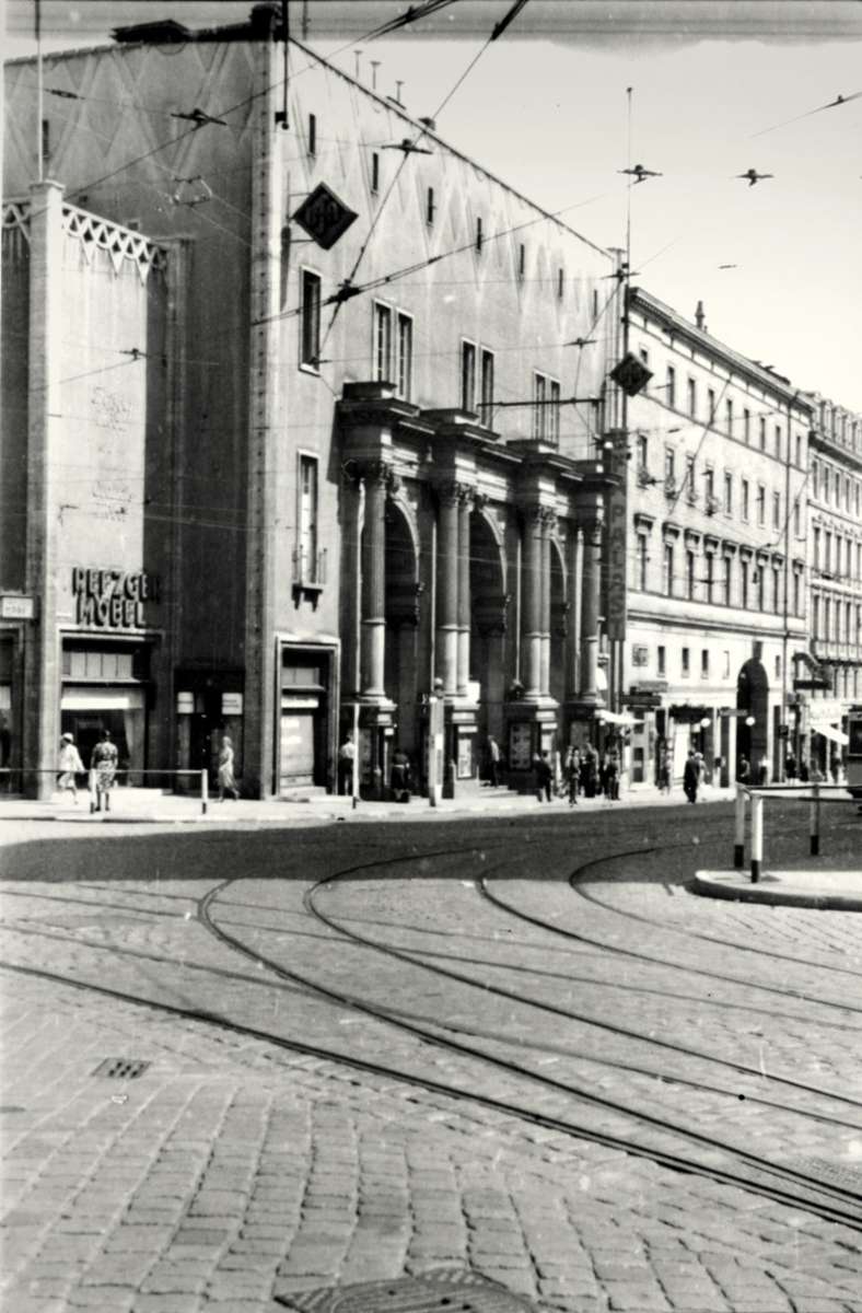 Hinter der Fassade des alten Bahnhofs stand 1942 der Ufa-Palast, heute befindet sich dort das Metropol-Kino.