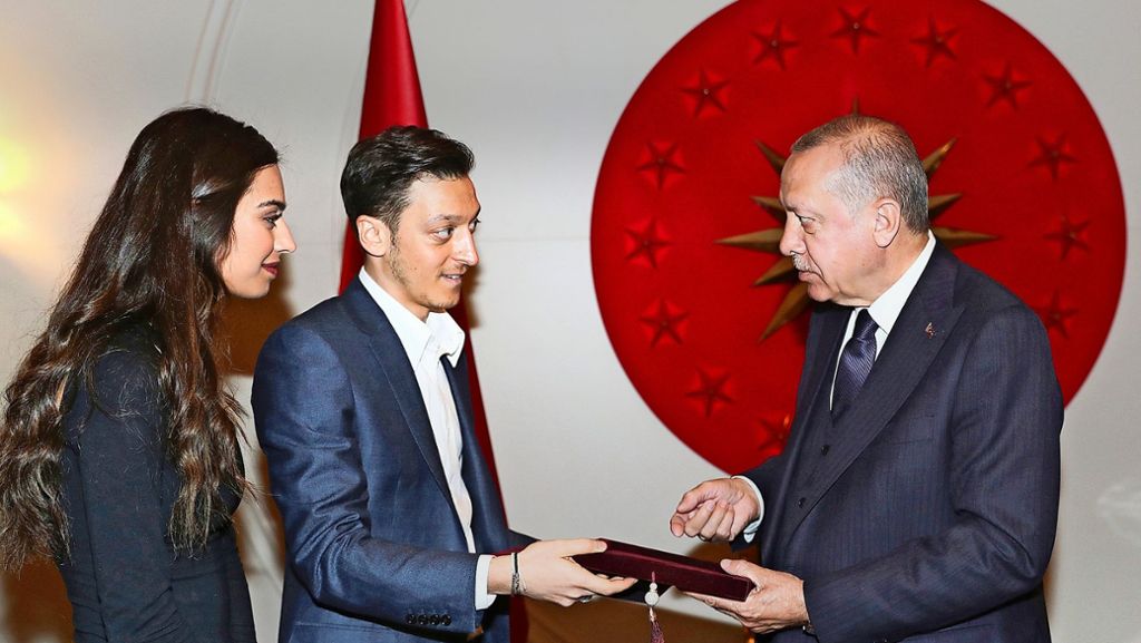  Mesut Özil heiratet am Freitag die türkische Schönheitskönigin Amine Gülse. Mit dabei ist auch der umstrittene Staatspräsident der Türkei, Recep Tayyip Erdogan. 