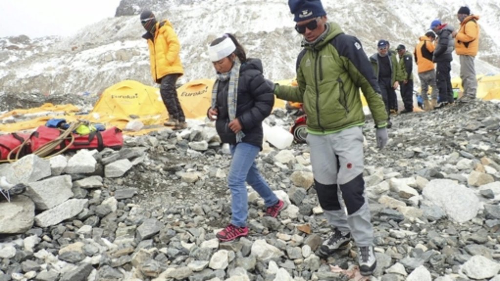  Nach der Erdbeben-Lawine am Mount Everest sind laut Behörden inzwischen 205 Bergsteiger gerettet. Sie wurden mit Helikoptern ausgeflogen. Die Angaben über die Toten, die bei der Lawine im Basislager ums Leben gekommen sind, reichen von 17 bis 22 Opfern. 
