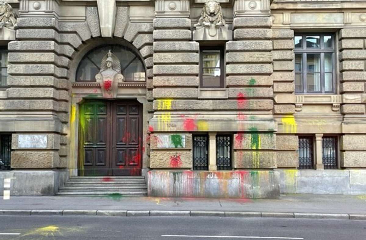 Unbekannte haben im Juni das Allianz-Gebäude in der Silberburgstraße  im Stuttgarter Westen mit Farbe beschmiert. Foto: StZN/Jan Georg Plavec