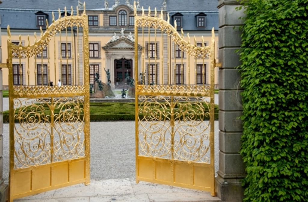 Das goldene Tor erstrahlt in den Herrenhäuser Gärten in Hannover erstrahlt frisch restauriert ...