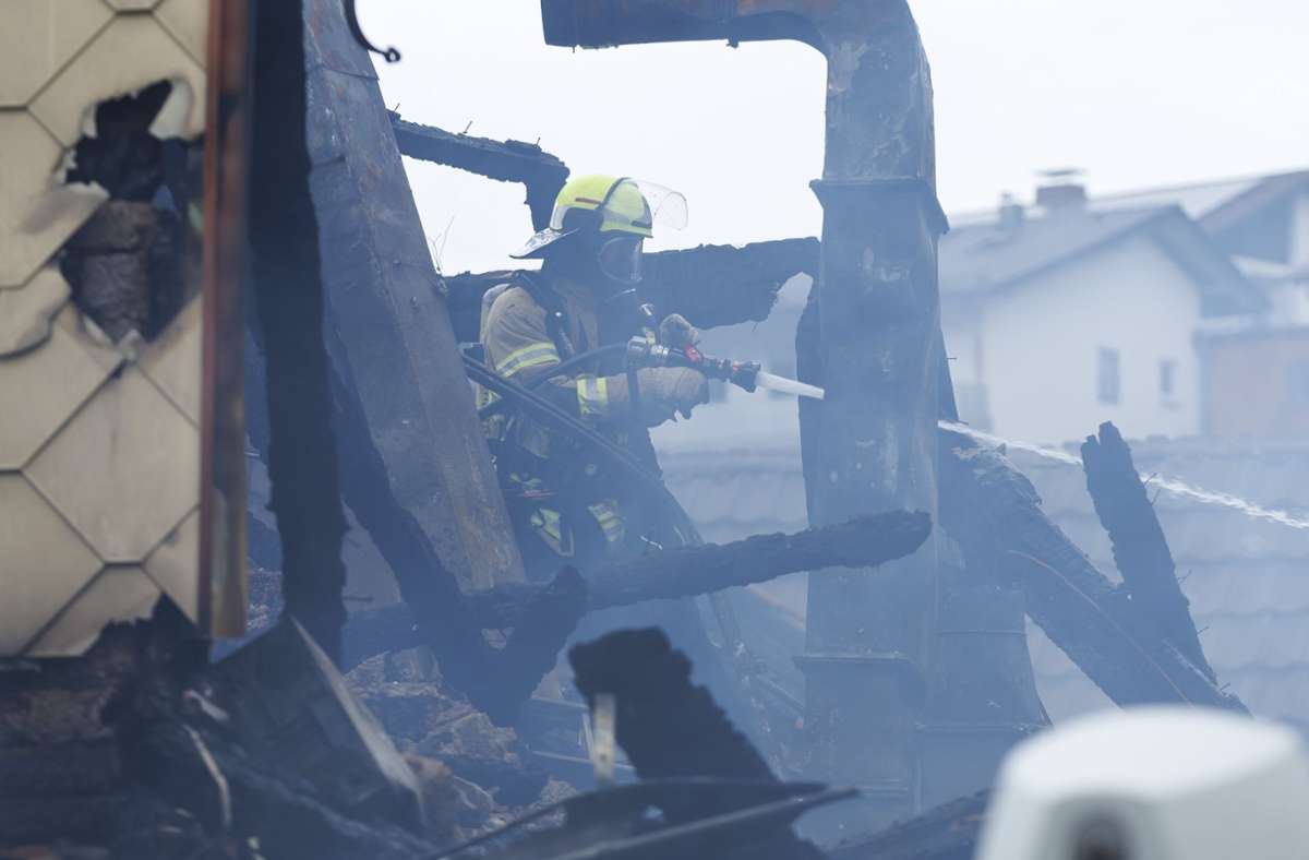 Insgesamt waren rund 100 Helfer der Feuerwehr, der Polizei und des Technischen Hilfswerks sowie des Roten Kreuzes im Einsatz.