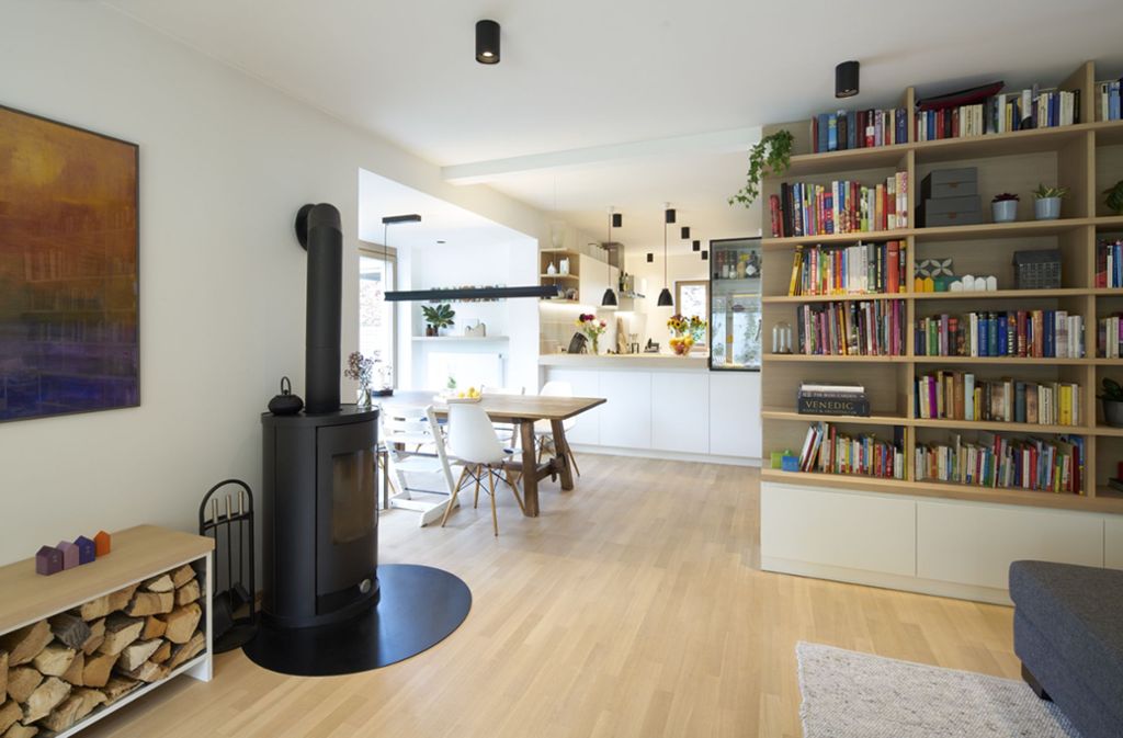 Den Bücherschrank mitsamt Schubladen für jede Menge Stauraum hat die 1985 geborene Innenarchitektin Anne Prestel selbst entworfen. Vom Wohnzimmer aus hat man einen Blick in den Ess- und Küchenbereich bis zum anderen Ende des Reihenhauses.