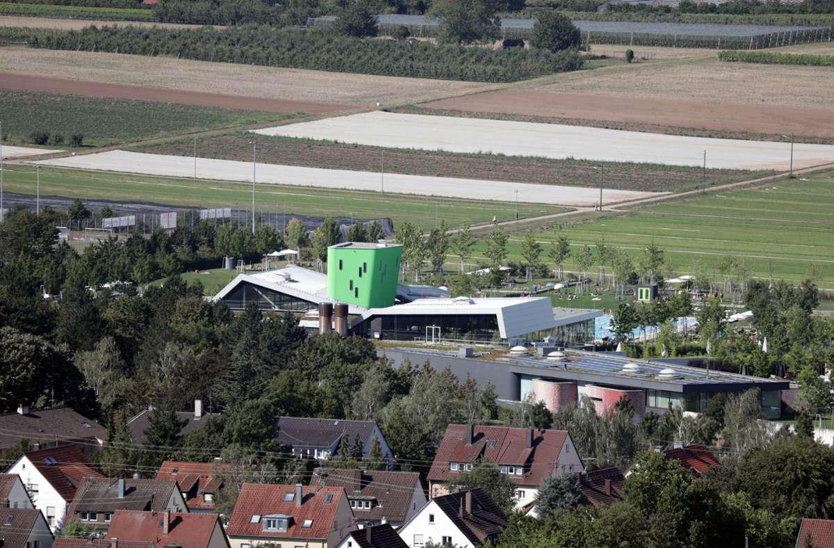 Sicht auf das Kombibad F3 mit grünem Turm.