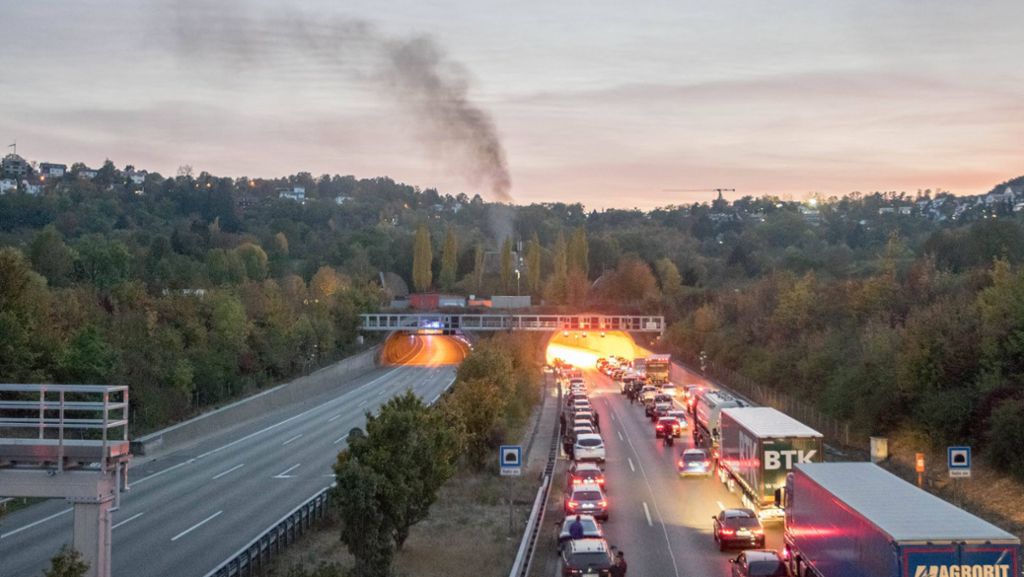 A81 in Richtung Stuttgart: Pkw in Brand – Engelbergtunnel stundenlang gesperrt