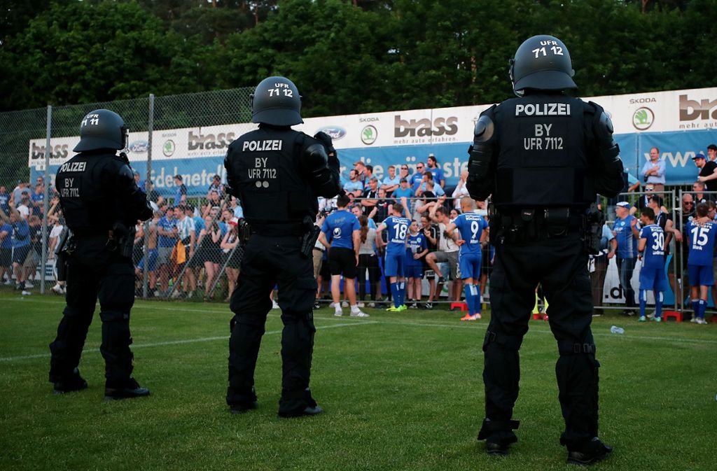 Beim Spiel der Stuttgarter Kickers in Alzenau war die Polizei mit vielen Beamten im Einsatz.