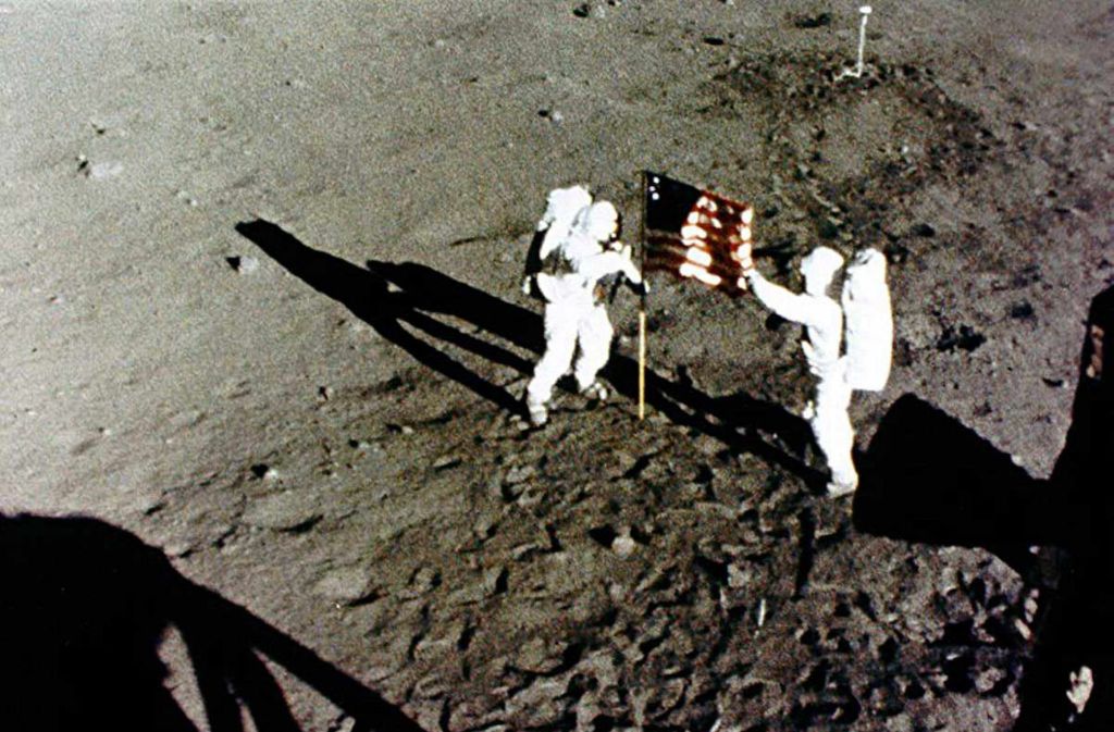 20. Juli 1969: Die Astronauten von Apollo 11, Neil Armstrong und Edwin E. Aldrin hissen die amerikanische Flagge auf dem Mond.