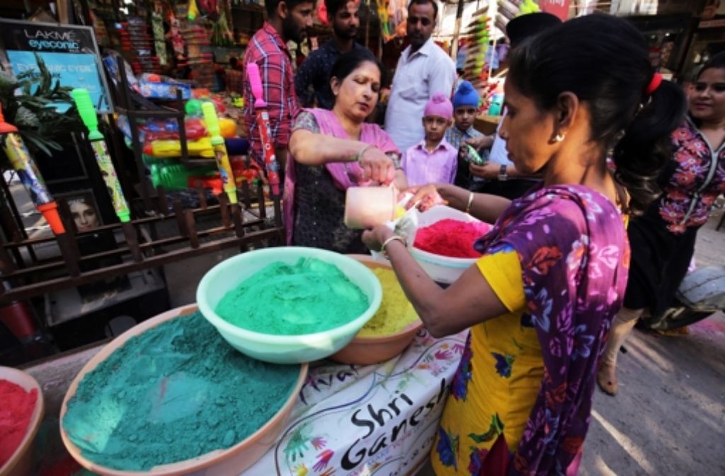 Das bunte Farbpulver wird in Läden und auf indischen Märkten verkauft. Die angebotenen Farben sind unzählbar