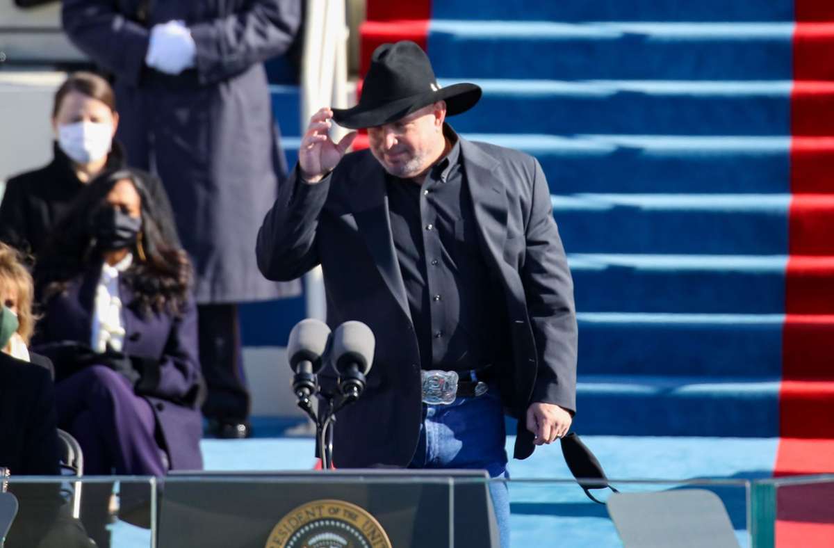 Garth Brooks erscheint mit Cowboyhut zu seinem Auftritt vor dem Capitol