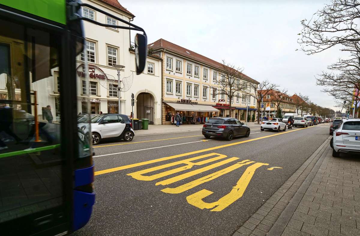 Mit einer Busspur hat die Stadt Ludwigsburg auch schon versucht den ÖPNV zu beschleunigen. Das Problem mit Verspätungen sollte eine ÖPNV-Trasse auch langfristig lösen. Die Planungen dafür sind – zumindest in der Innenstadt – aber inzwischen hinfällig. Foto: Archiv/Simon Granville