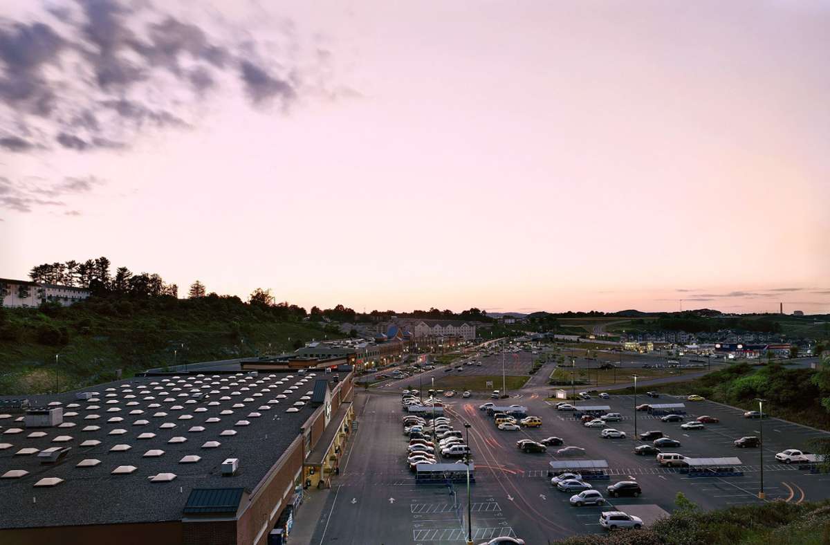 Das Suncrest Towne Centre in Morgantown (West Virginia): einst Friedhof, heute Shopping Mall samt Parkplatz.