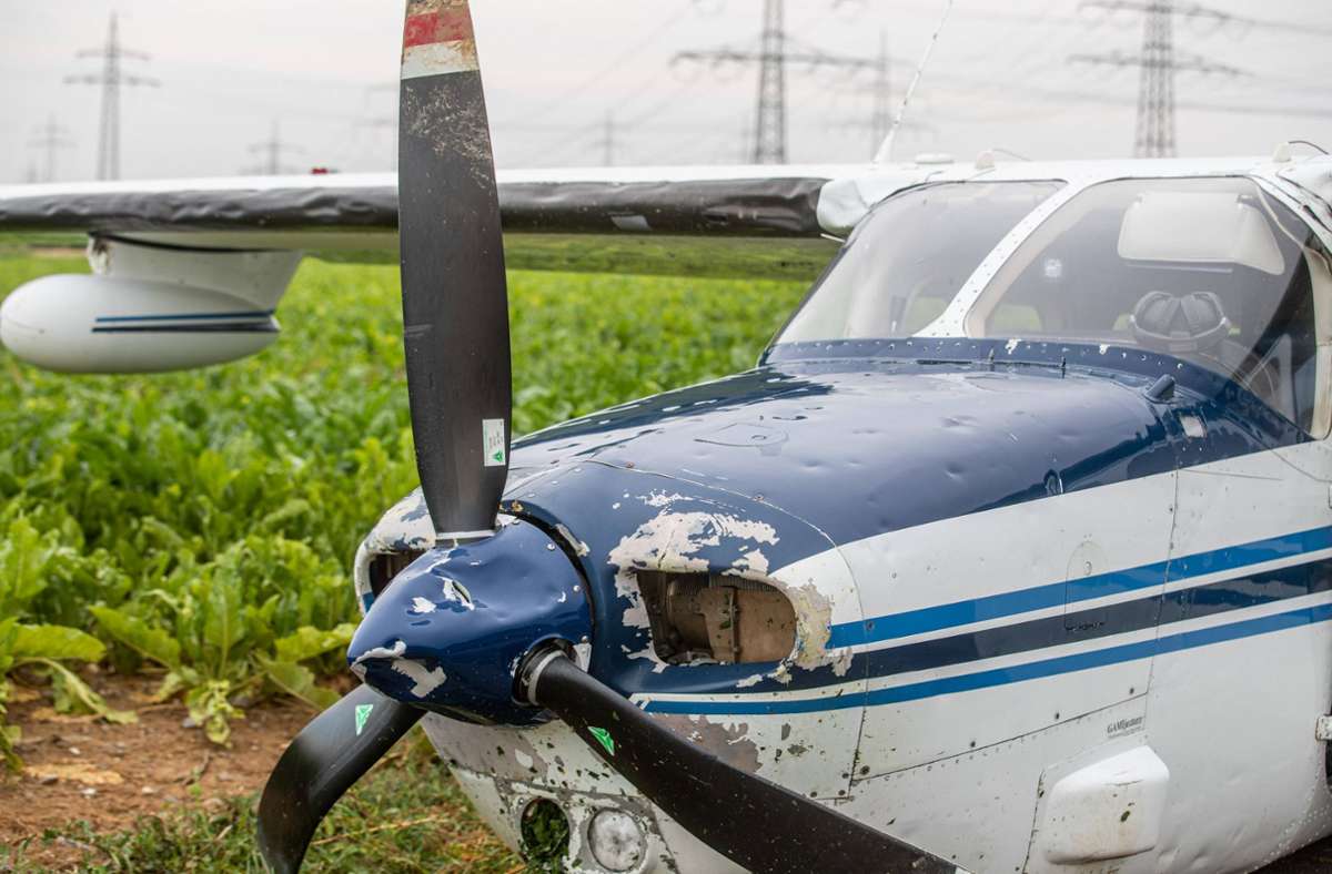 Der Pilot landete die Maschine vom Typ Silver Eagle ohne ausgefahrenes Fahrwerk auf freiem Feld in Ludwigburg-Neckarweihingen.