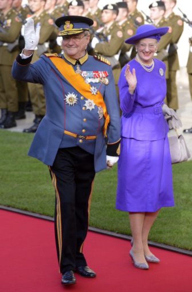 Dänemark: Wie ihr norwegischer Kollege hält es auch Königin Margrethe von Dänemark. Noch 2012 sagte die heute 74-Jährige über ihr Amt, das sie seit über 40 Jahren ausübt: "Ich war immer der Meinung, dass es eine Verpflichtung fürs Leben ist."