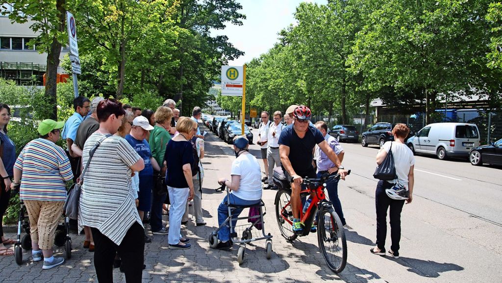  Bei der Rundfahrt mit dem Behindertenbeauftragtem offenbarten sich Gefahrenstellen für Behinderte: Der Geh- und Radweg vor den Neckartalwerkstätten und der Überweg am Emma-Reichle-Heim. 
